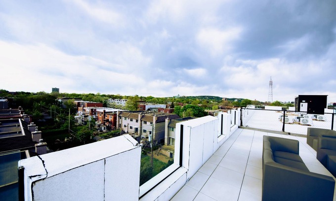Cote-Des-Neiges—Notre-Dame-De-Grace Apartment | Modern Zen 2BR w/Gym, Free Parking, DT & Airport