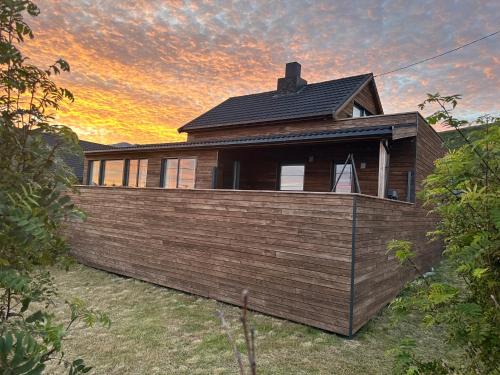 Karlsy Villa | Moderne bolig med 4 soverom på vakre vannøy