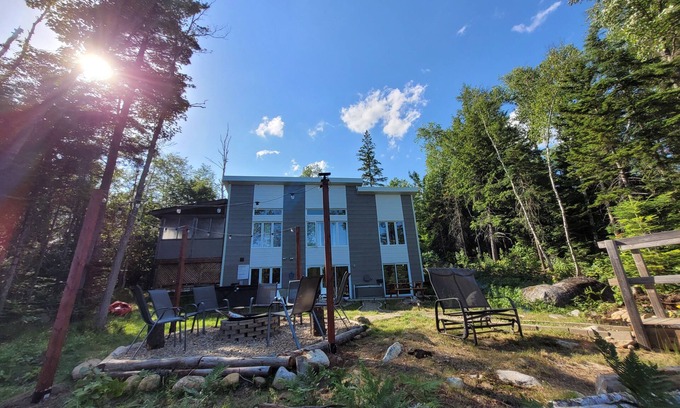 Chertsey Ski Chalet | Moderne Chalet, bord de lac, 4 chambres , avec SPA