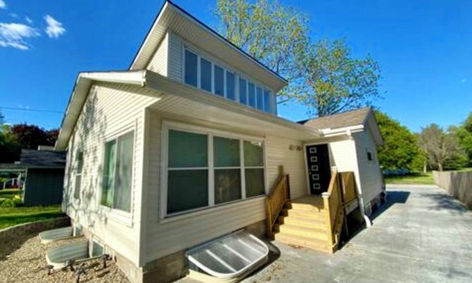 Iowa City House | Moderne Home - Memorable, Modern, A Must Book - 4 Bedroom Close to Kinnick