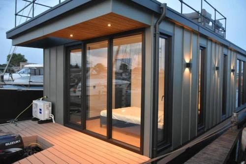 Municipality of Zaanstad Boat Rental | Moderne houseboat op het water!