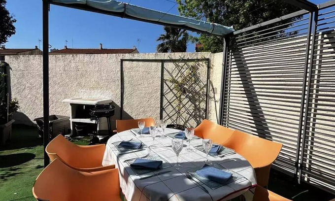 Las Bigues Villa | Modernes und praktisches Ferienhaus: WLAN, Klimaanlage, Parkplatz und Innenhof