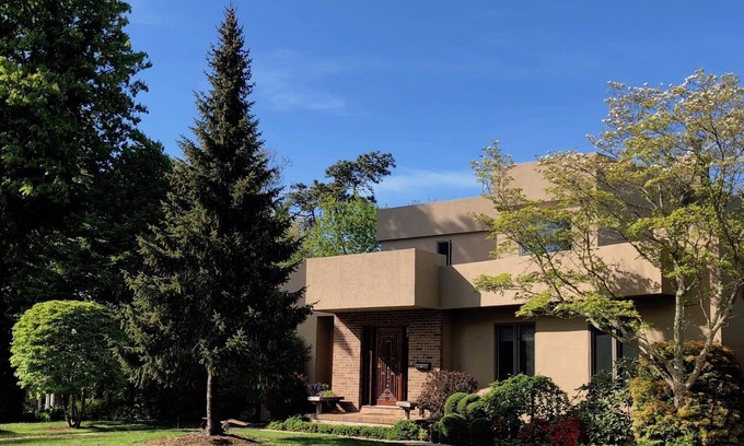 Bellport House | Modernist gem in Bellport Village