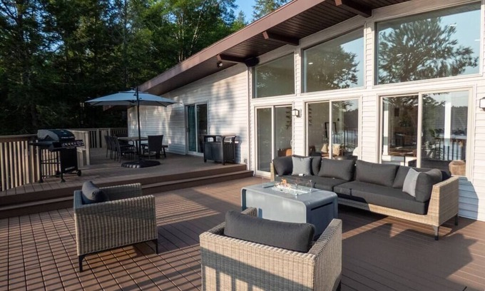 Monticello House | Modernist Lakefront Sojourn