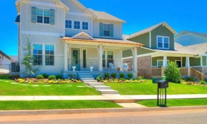 Edmond House | Modernized 4 BR Farmhouse. Close proximity to I-35. Only 20 minutes to OKC.