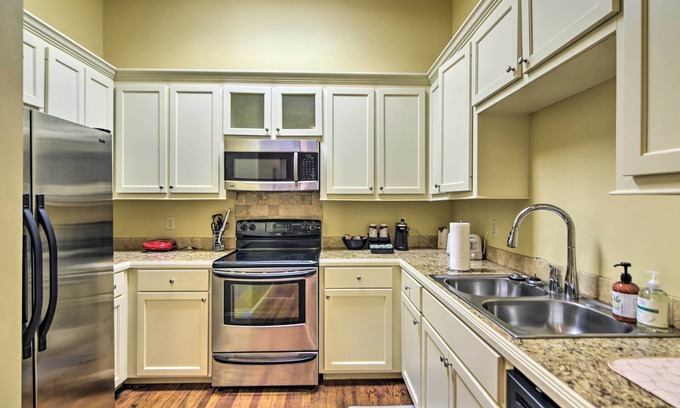 Vicksburg Condo | Modernized Downtown Condo w/Patio & Grill Access!