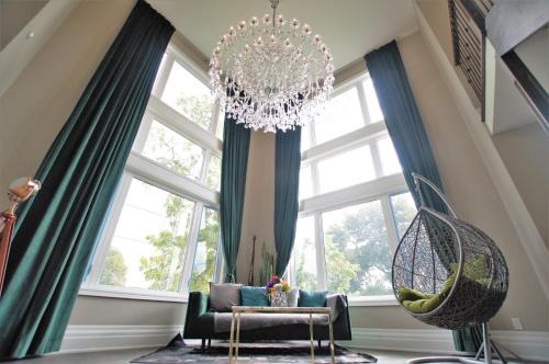 Richmond Hill Villa | Modernized Five Bedroom Villa