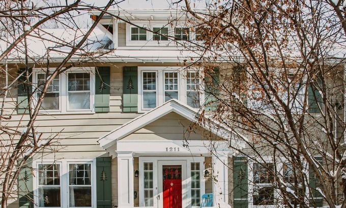 Des Plaines House | Modernized historic farmhouse 15 mins from O’Hare