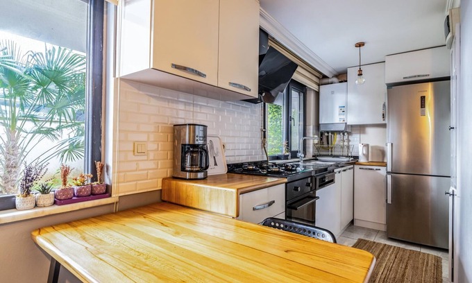 Maltepe Apartment | Modernly Designed Flat Near Metro in Maltepe