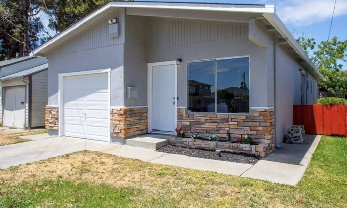 Richmond House | Modernly Remodeled Cabin-Style Bungalow