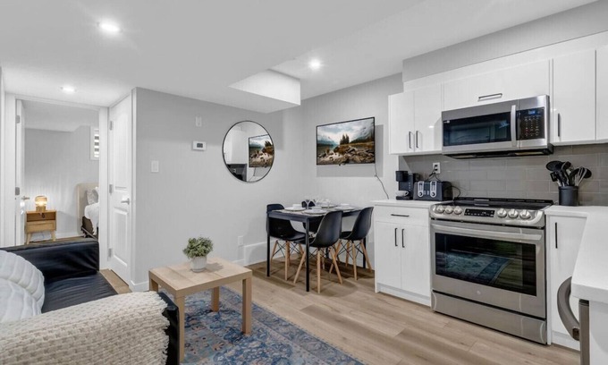 Leduc County Apartment | ModernSuite*NearAirport*2 Queens*ROKU