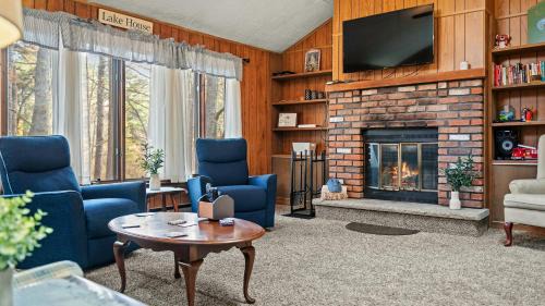 Long Pond House | Mohegan by AvantStay Private Dock Firepit Community Pool Beach