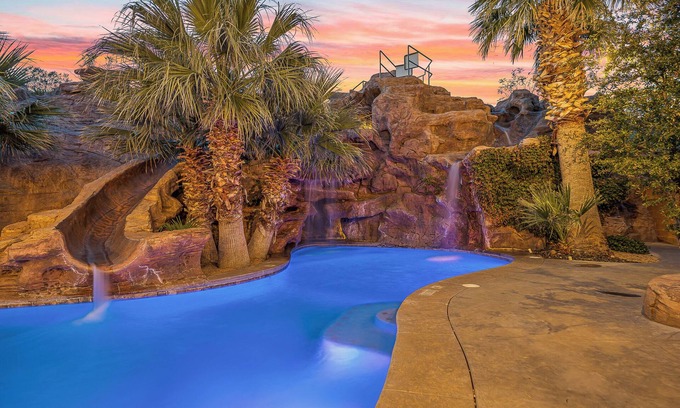 Hurricane House | Mollie's Landing: Private Pool + Hot Tub, Basketball, Pickleball. 7 Bdrs