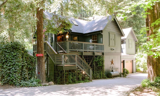 Guerneville House | Molly’s Creekside Cabin, on Lovers Lane (Sonoma Wine Tasting/Biking Getaway)