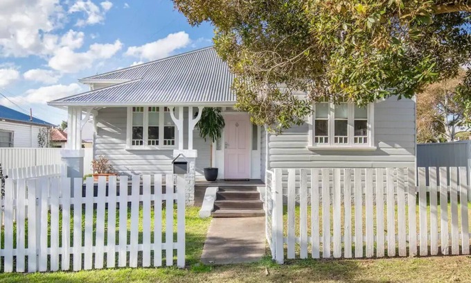 Cessnock House | moments to Wineries with Tesla Charger