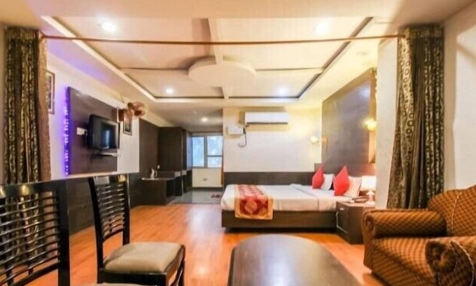 Charbagh Hotel | Monarch Inn