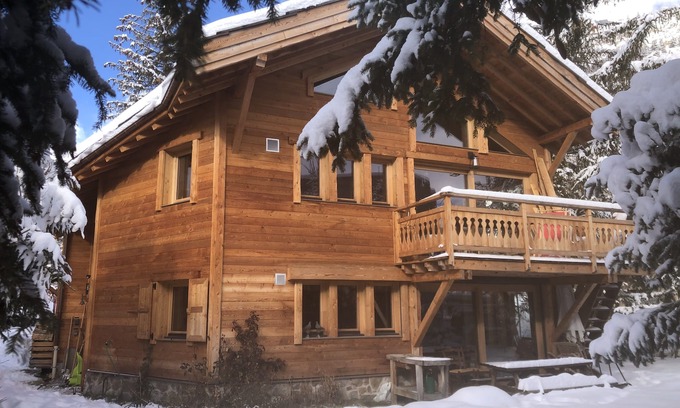 Monetier-les-Bains Ski Chalet | Monetier village center ground floor south facing T4 75 m2, terrace garden parking