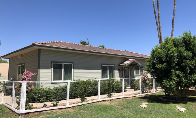 Tempe House | Monkey interaction and photos! Bed and breakfast house.