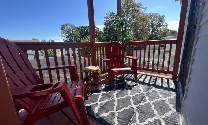 West Haven Apartment | Monopoly Manor-2Bdrm-Free Parking- Mins to Yale- Fully Stocked