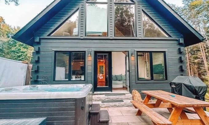 Saint-Faustin-Lac-Carre Ski Chalet | Mont Blanc - The Summit - Cozy Chalet with Climbing Wall