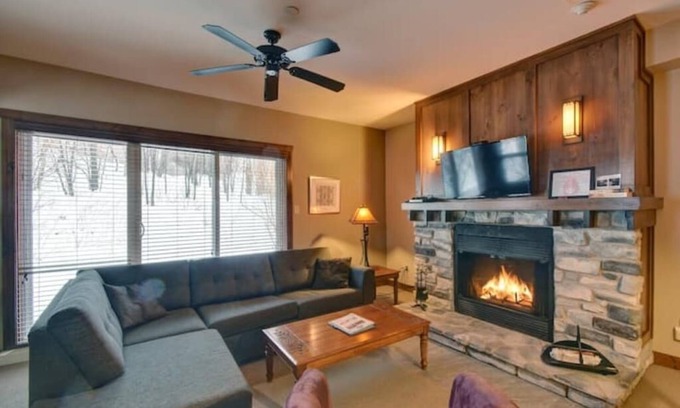 Tremblant-Les-Eaux Condo | Mont Tremblant-les-Eaux 213-1A Condo hot tub open walk to ski slopes & golf n