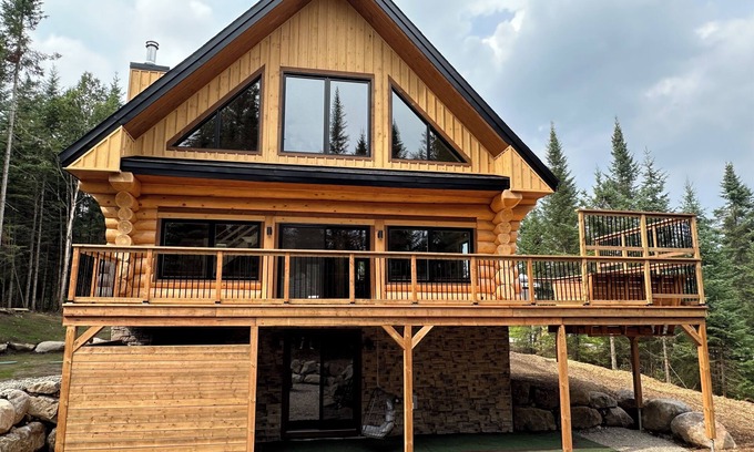 Lac Superieur Village Ski Chalet | Mont-Tremblant Luxury Chalet – Hot Tub, Sauna, Fireplace & Lake Access