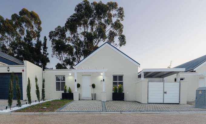 Cloetesville House | Montblanc-Cottage Charming 3-bedroom house in enchanting Stellenbosch with WiFi