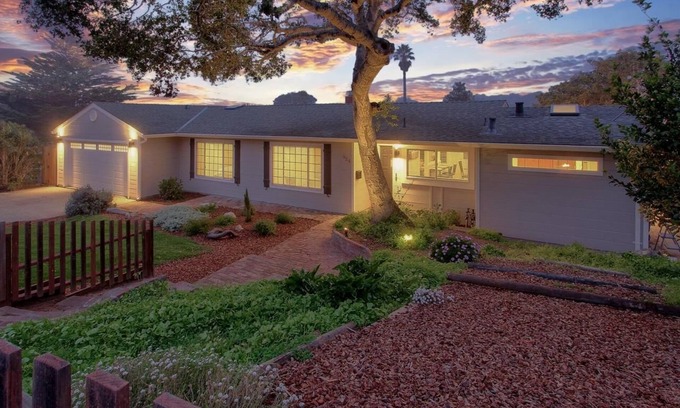 Del Rey Oaks House | Monterey Bay Home Near Pebble Beach & Carmel with Putting Green & AC 3Bed 2 Bath