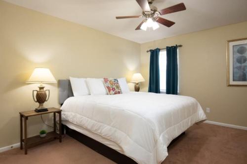 New Castle House | Monterey Drive Maison