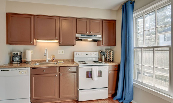 Montgomery Village House | Montgomery Village Townhome w/Patio: 27 Mi to DC!