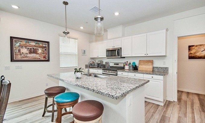 Upland Condo | Month~2022 Built~Bedrooms Upstairs~Walk 2 Mall~讲中文