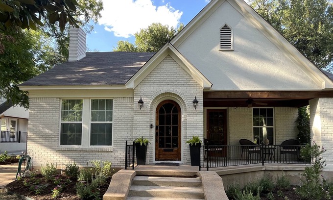 Austin Ave. House | Monthly+ 1929 home in peaceful Castle Heights. Close to downtown, silos, Baylor.