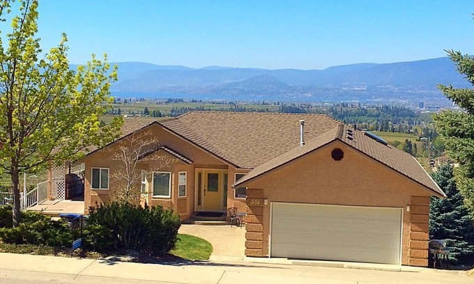 Black Mountain House | Monthly 5 bedrooms, 3 full bathrooms, lake and city views