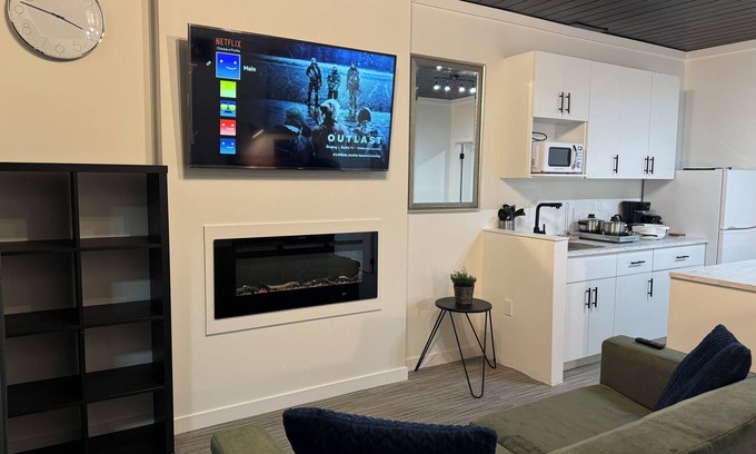 Northeast Edmonton Apartment | Monthly Disc | Fast Wi-Fi -11
