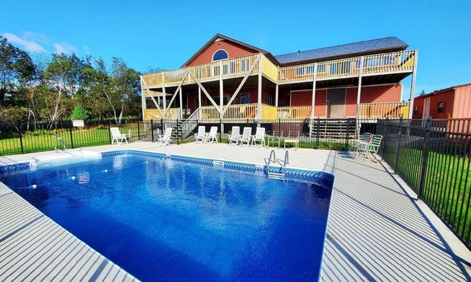 Effort House | Monthly Only-HUGE house w BREATHTAKING 100 mile views Onsite Pool/Hot Tub/Sauna