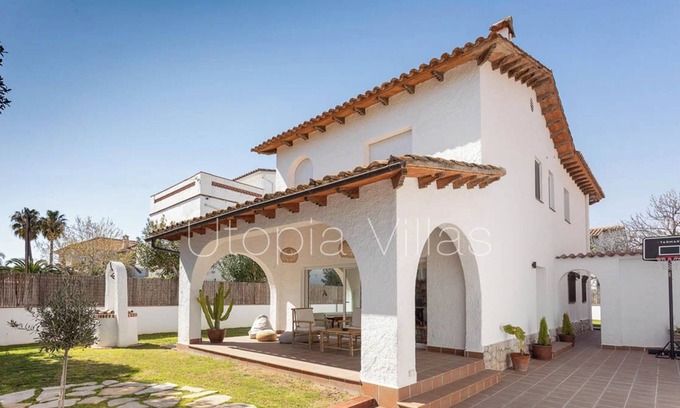 Passeig Maritim Villa | Monthly Rental in Sitges Walking Distance to the Beach