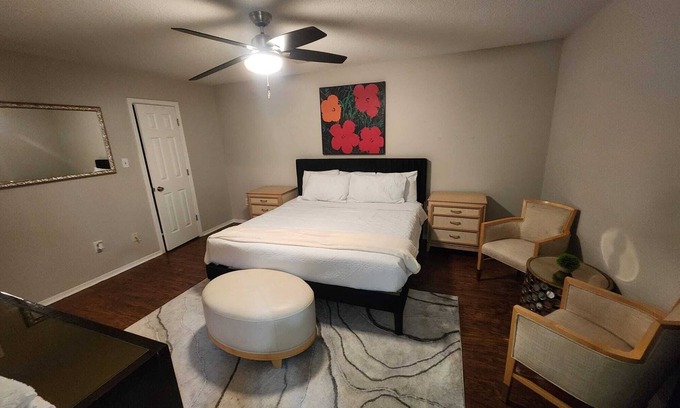 Southaven House | MONTHLY STAYS- Cozy 3 BR Home with Private Guest House in Southaven