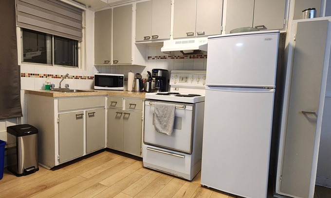 Ahuntsic Apartment | Montreal Comfy Basement Near Transportation services. 1 queen bed 1 sofa bed.