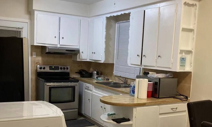 Cote-Des-Neiges—Notre-Dame-De-Grace Condo | Montreal NDG 3bdr 1100sqf renovated