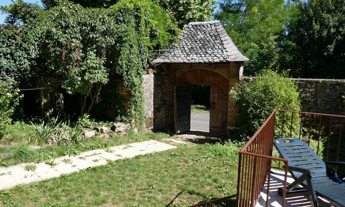 Estaing House | Montrepos - Former 17th century presbytery, sleeps 14