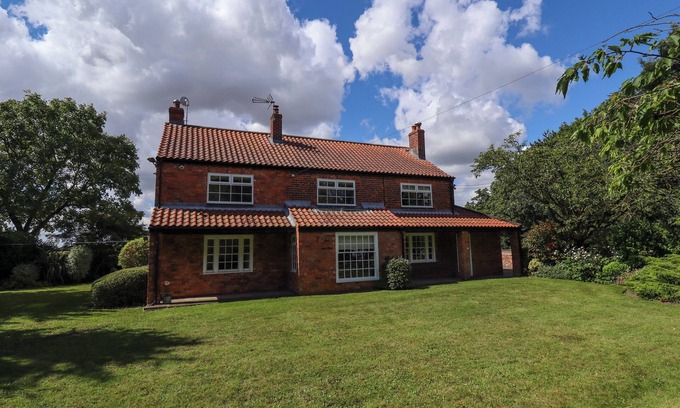 Scunthorpe House | MOON FIELD LODGE, family friendly, with open fire in Epworth