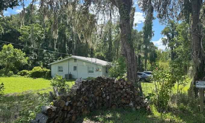 Moon Lake Estates Cottage | Moon Lake Cottage Retreat in New Port Richey - 3 br/1bath w/RV Access!