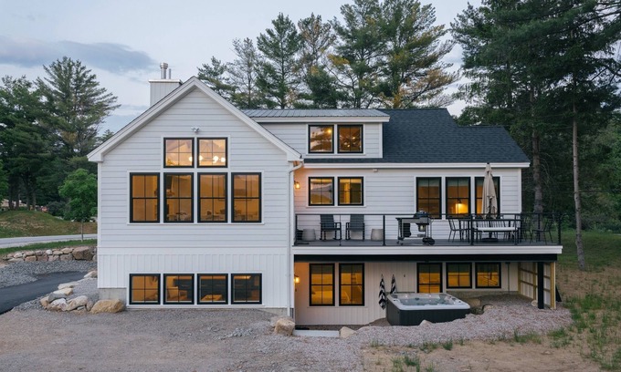 North Conway House | Moon Meadow Farmhouse: luxury getaway w/hot tub