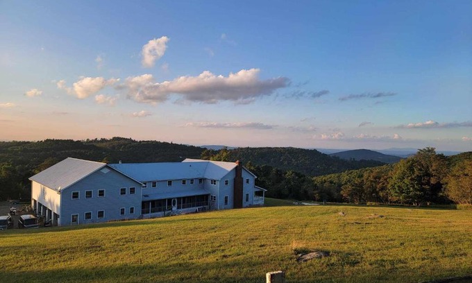 Burks Fork Bed & Breakfast | Moonlight Manor Bed & Breakfast