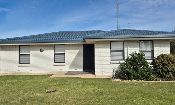 Moonta Bay House | Moonta Bay Escape - 5 min walk to Beach, Jetty and Splash Town.