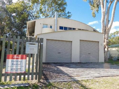 Toogoom House | Moorings - Toogoom- Beachfront - 3BR- Aircon