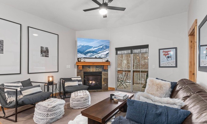 Bear Hollow Village Condo | Moose Mgmt at Bear Hollow 3401 Free Shuttle-Top Floor-Pool-Hot Tub-Dogs Welcome