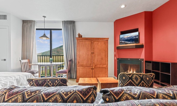 Park City Apartment | Moose Mgmt at Stillwater 3005: Mountain View-Pool-Gym-Parking-High-speed WiFi
