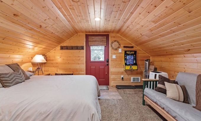 Island Park Cabin | Moosewood Studio+Short walk to Lake+35-40min2YSNP!