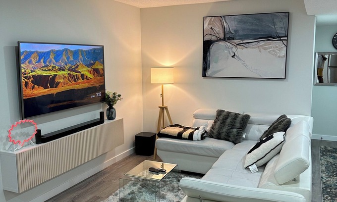 Calgary House | Mordern guest suit in NE Calgary